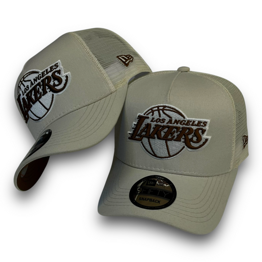 1 Gorra lakers crema